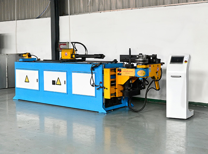 Dobladora de tubos CNC